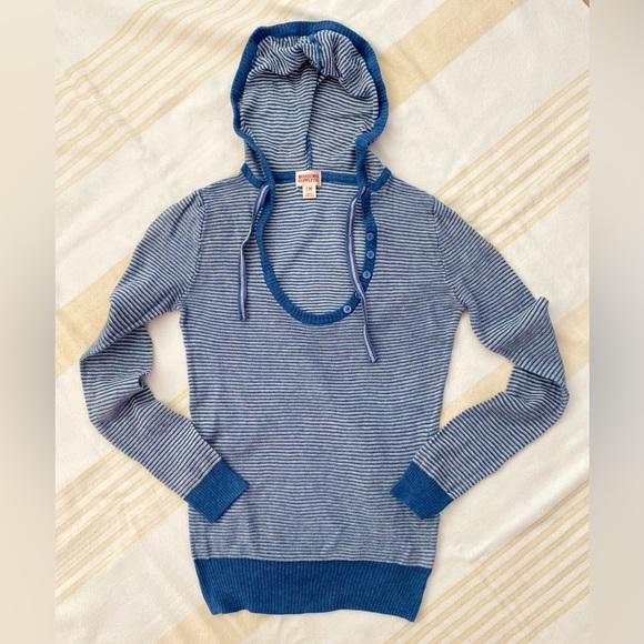💯%Cotton, Soft, Lightweight and Comfy! Blue Striped, Hooded, Scoopneck Sweater - Picture 11 of 12